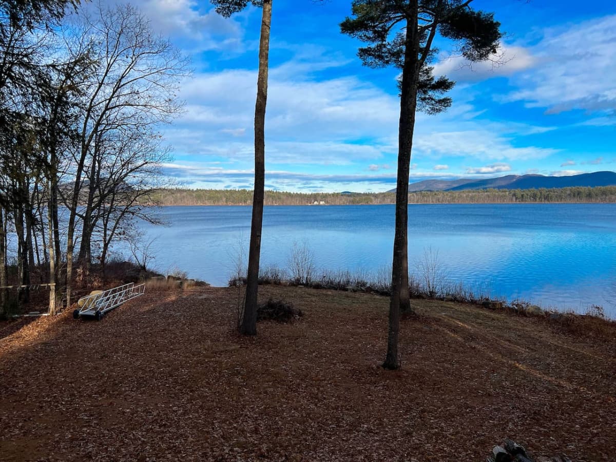 Tucked away private lakehouse with incredible views