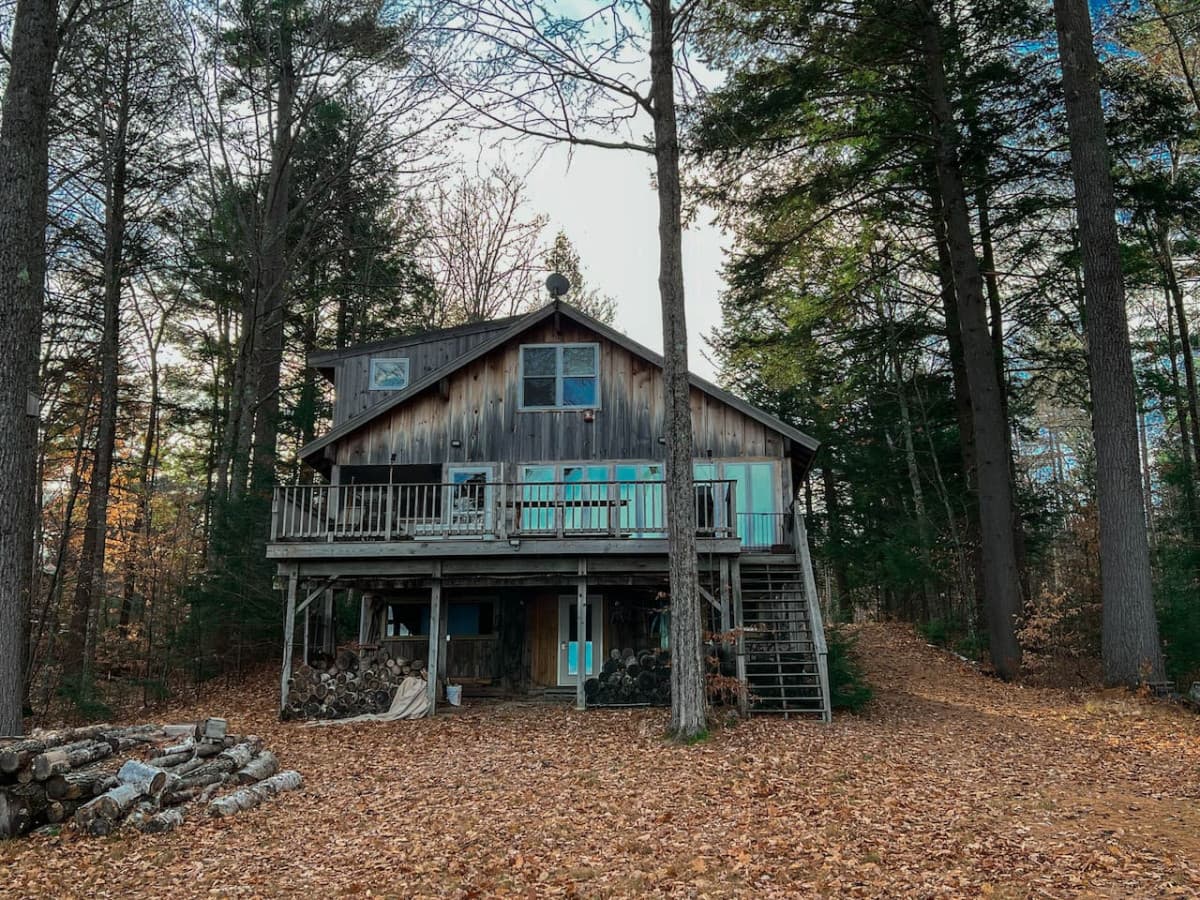 Tucked away private lakehouse with incredible views