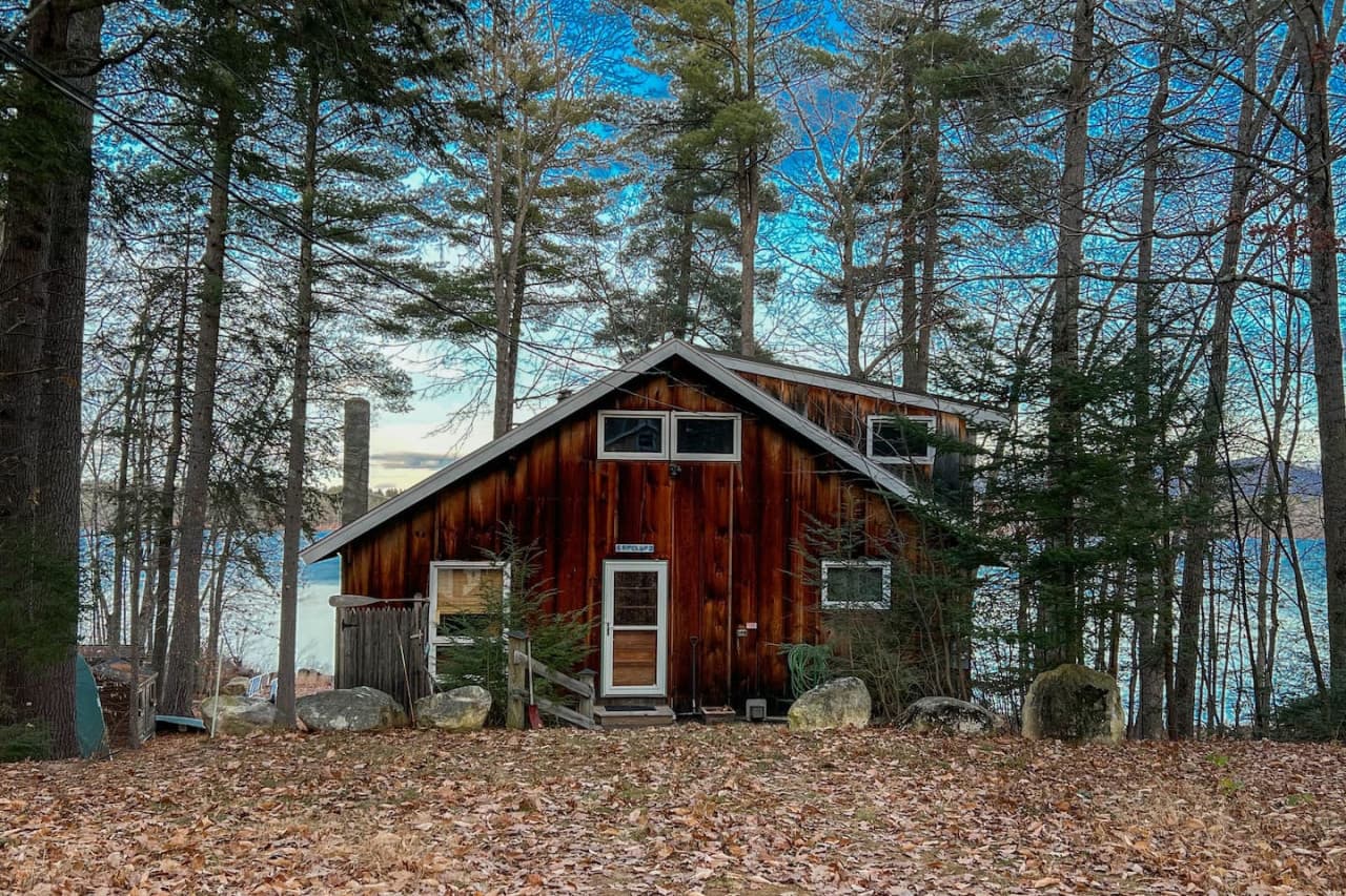Tucked away private lakehouse with incredible views