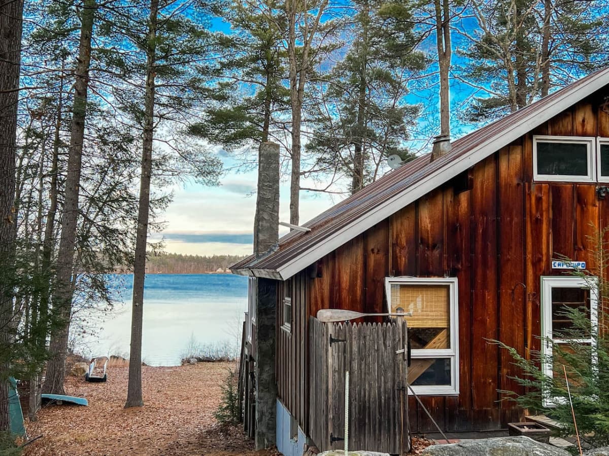 Tucked away private lakehouse with incredible views