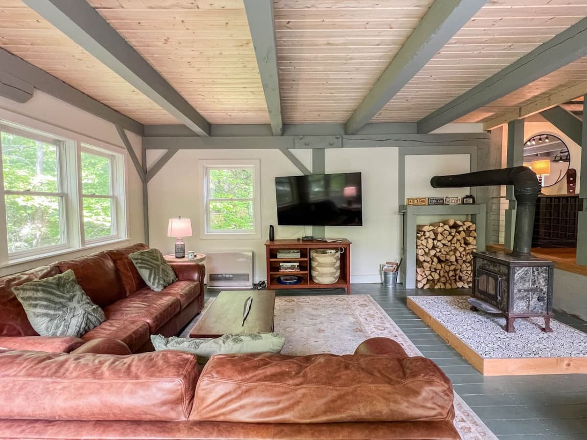 Spacious, Hot Tub, Game Room & Private Brook