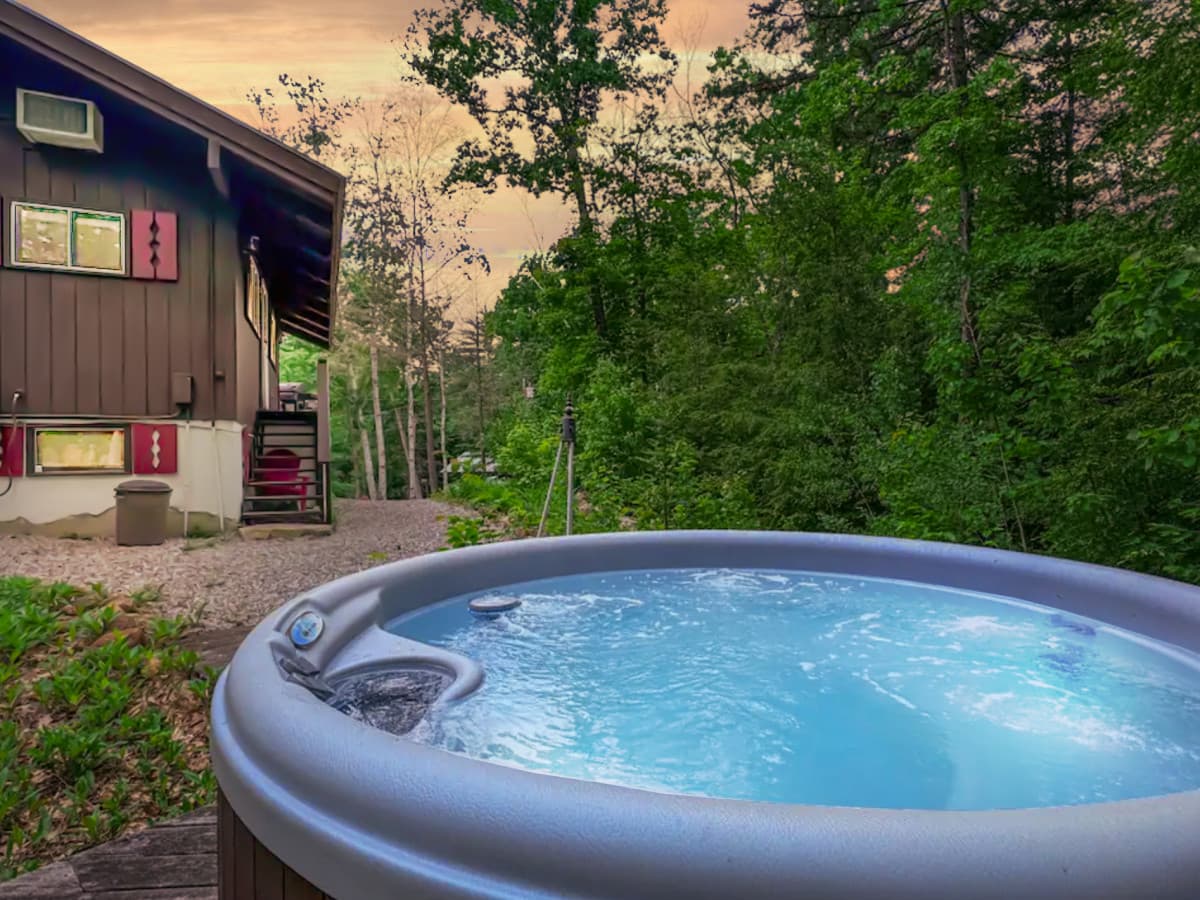 Family Chalet Near Story Land | Private Hot Tub!
