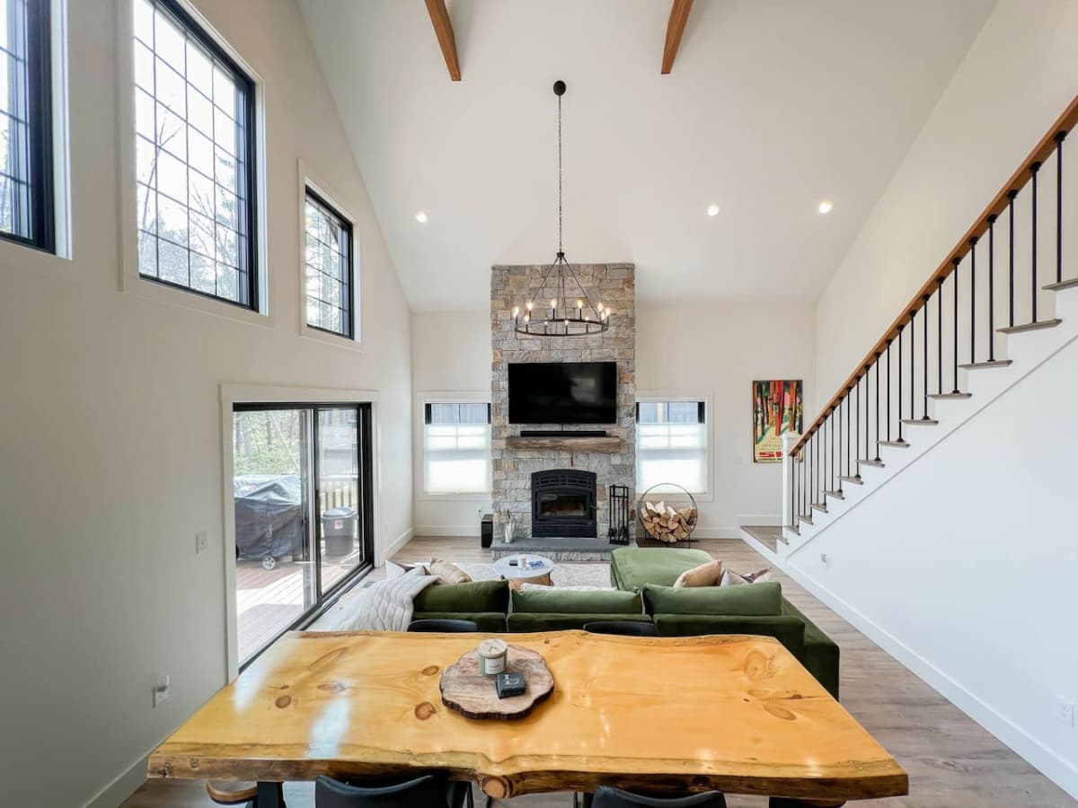Gorgeous luxury home with flat screen tv and soundbar for your enjoyment