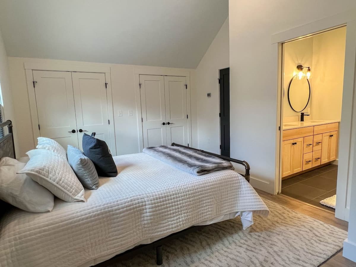 queen with master bath attached