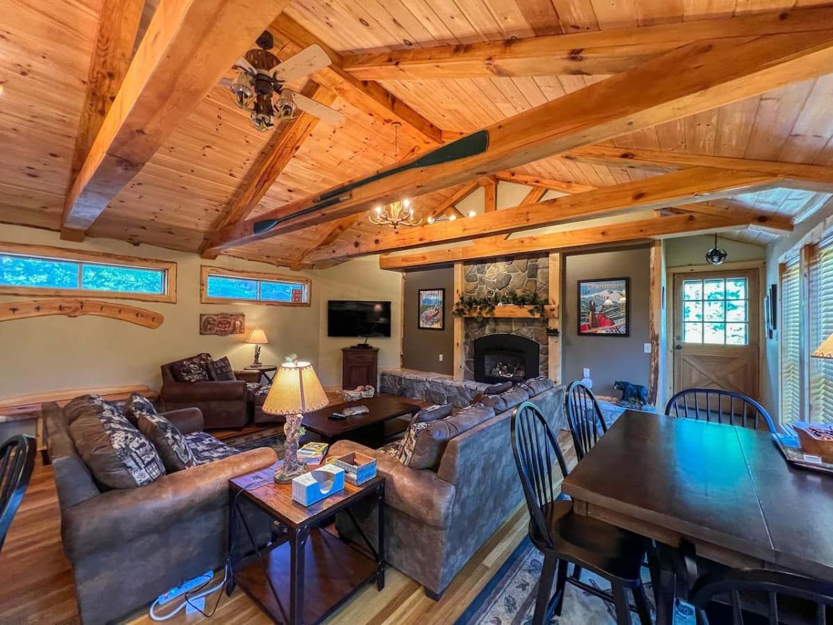 The Cranmore Mountain Cabin | Walk to North Conway