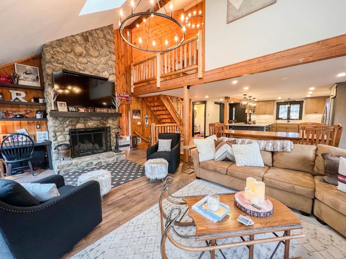 Expansive 3800 ft.² Home | Private Gym & Hot Tub!