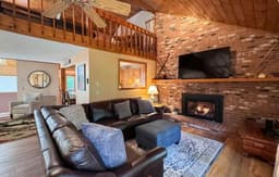 Stonehurst Hideaway | Prime Location + Pool Table