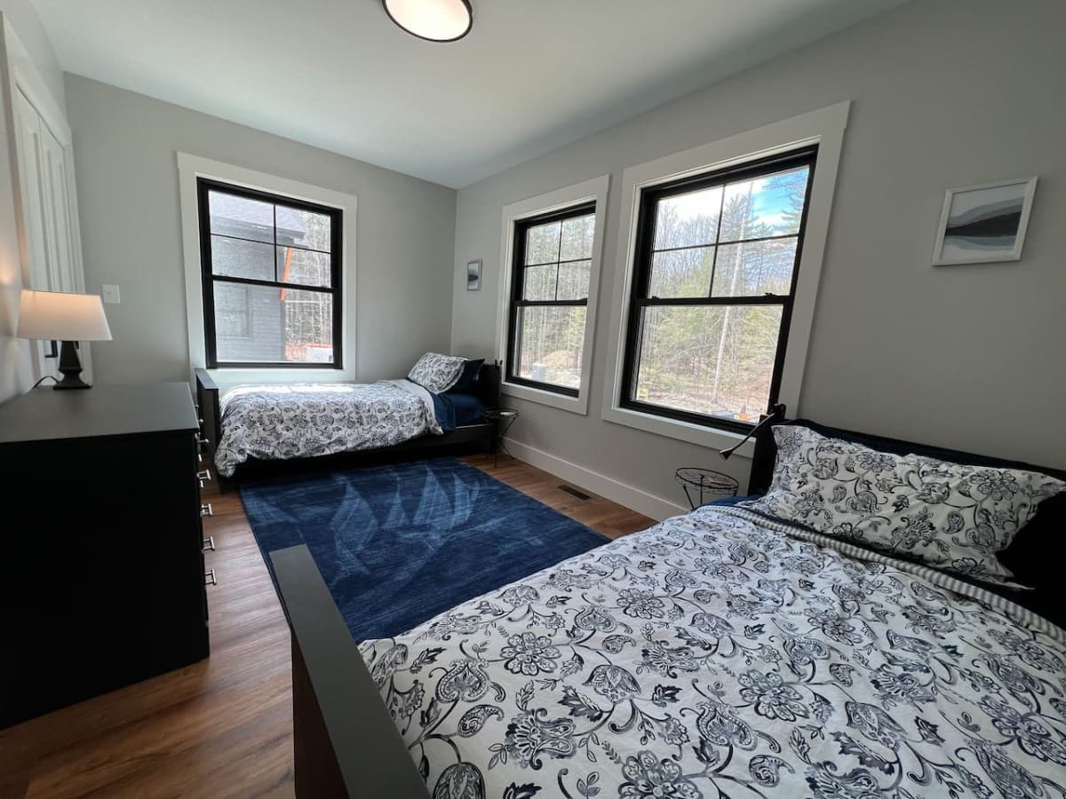 room with 2 twin beds