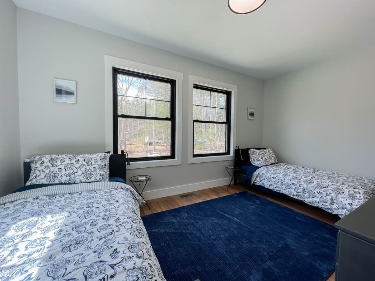 room with 2 single beds