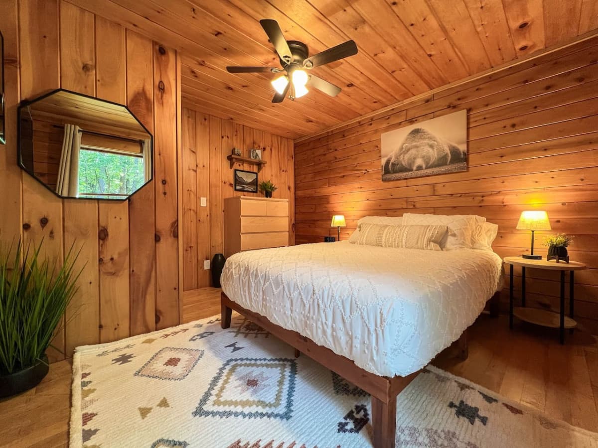 Queen bedroom with 40 inch TV