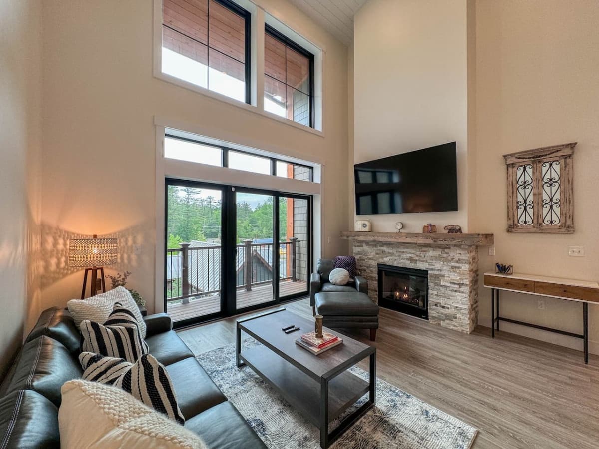 Cranmore Escape | Modern, Walk to Town, Pool!