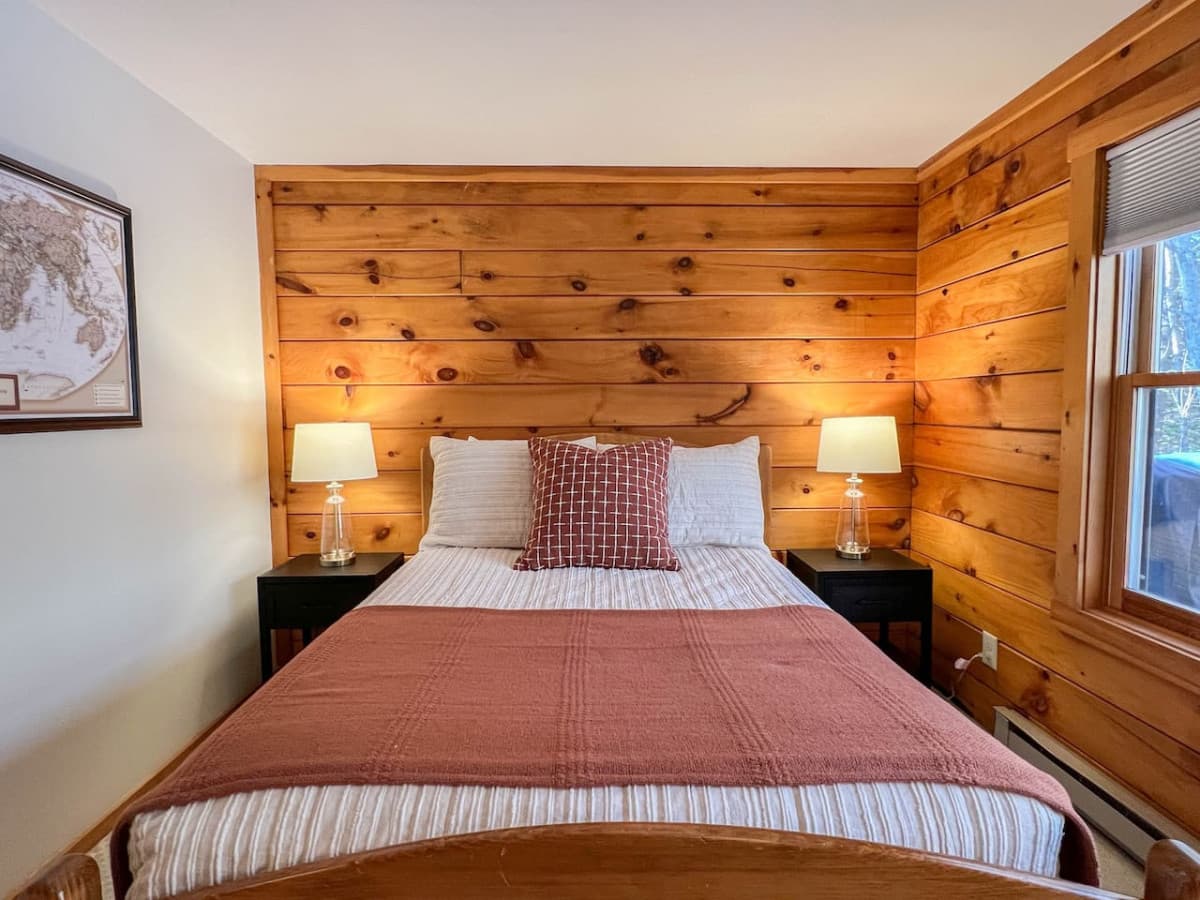 Downstairs guest room with double bed