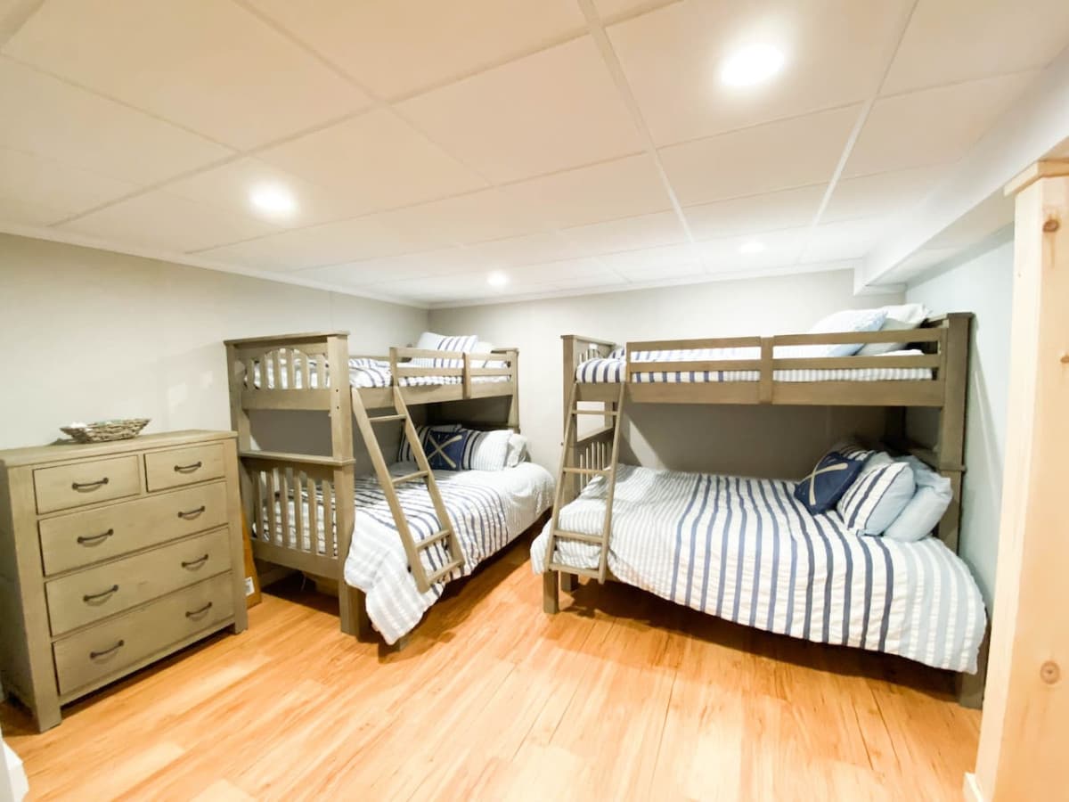 Bedroom 3 (2 queens + 2 singles)