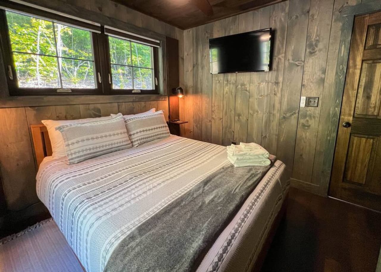 Queen bedroom #2 with Samsung 40 inch 1080p TV