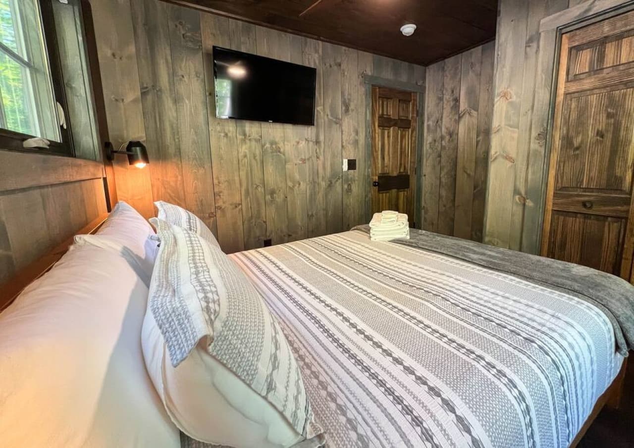 Queen bedroom #2 with Samsung 40 inch 1080p TV