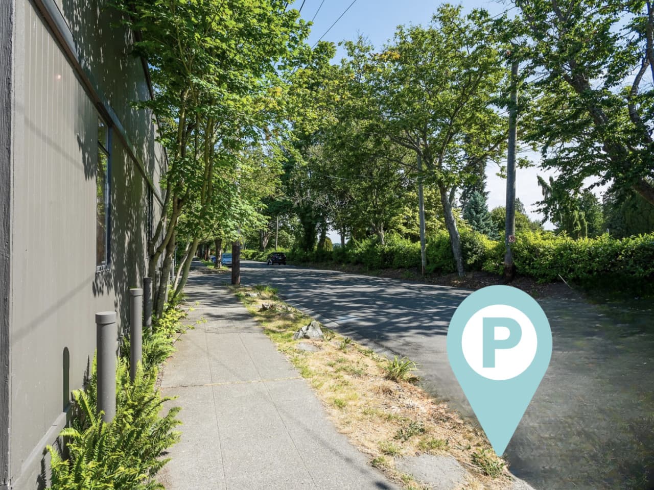 Free street parking available right in front of the house, with plenty of space and easy access..png