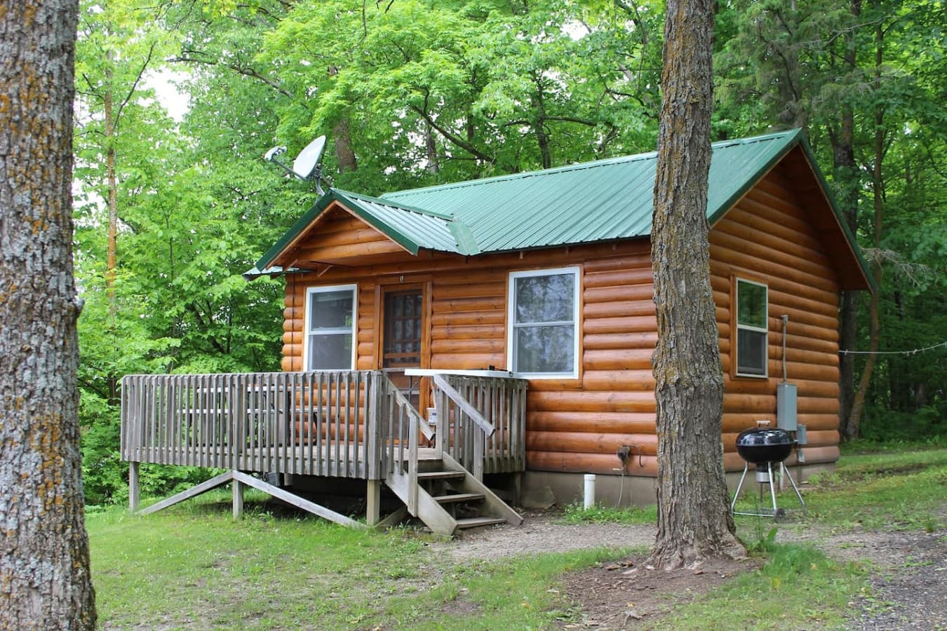 Cabin 1 - Cozy cabin 10 feet from the shore with fantastic fishing