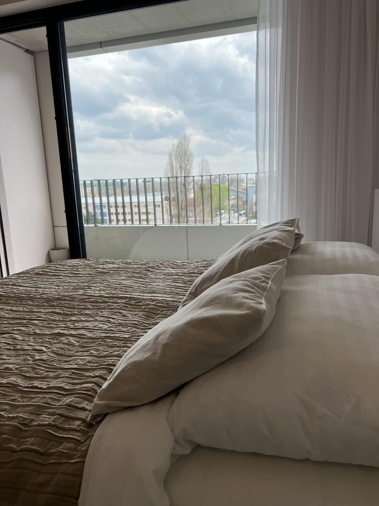 Executive Studio free street parking