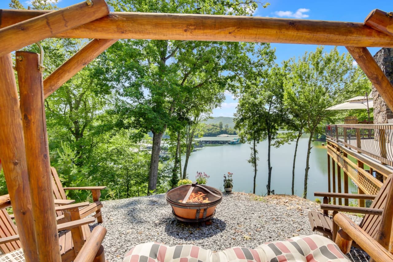 Lakefront Pet friendly Private covered dock