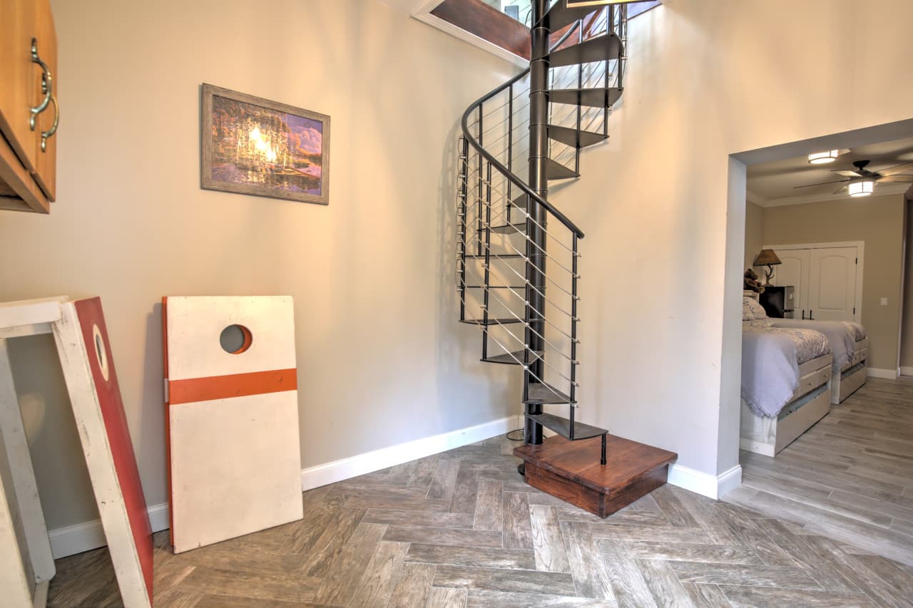Lower level Entry.jpg