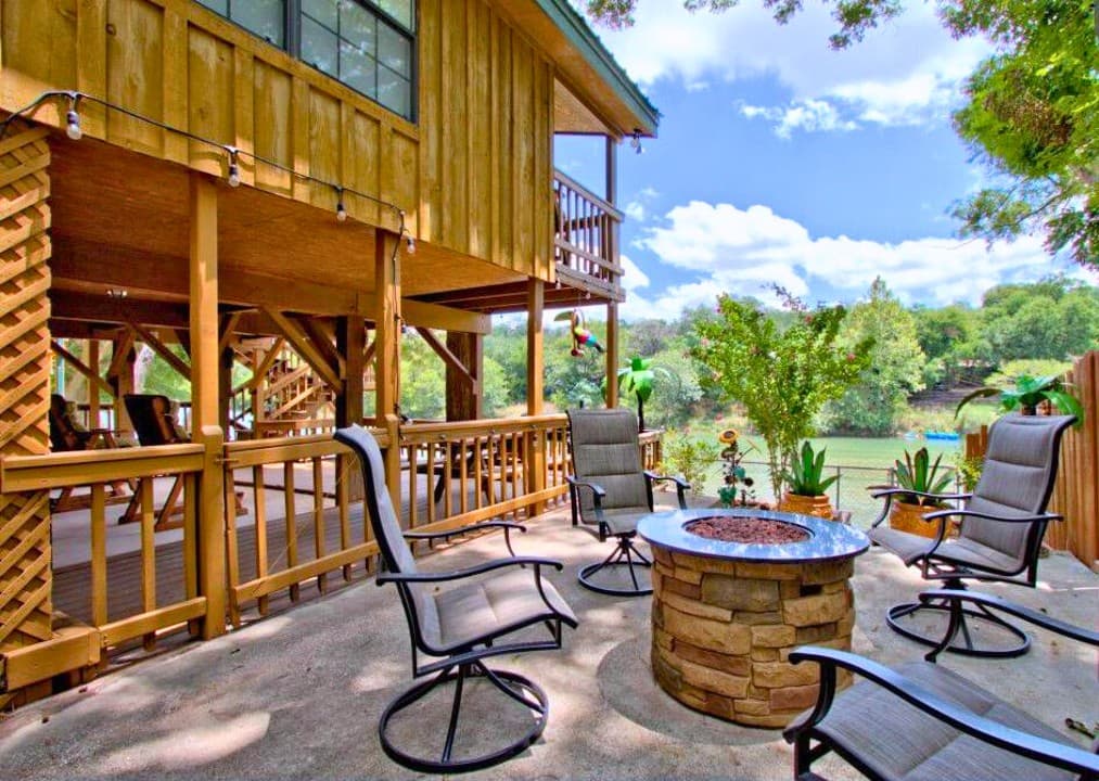 Serene Riverfront: Fun & Relaxation for 8