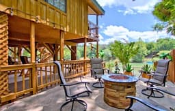 Serene Riverfront: Fun & Relaxation for 8