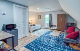 Modern Pet Friendly Apt: Hiking Touring: Studio