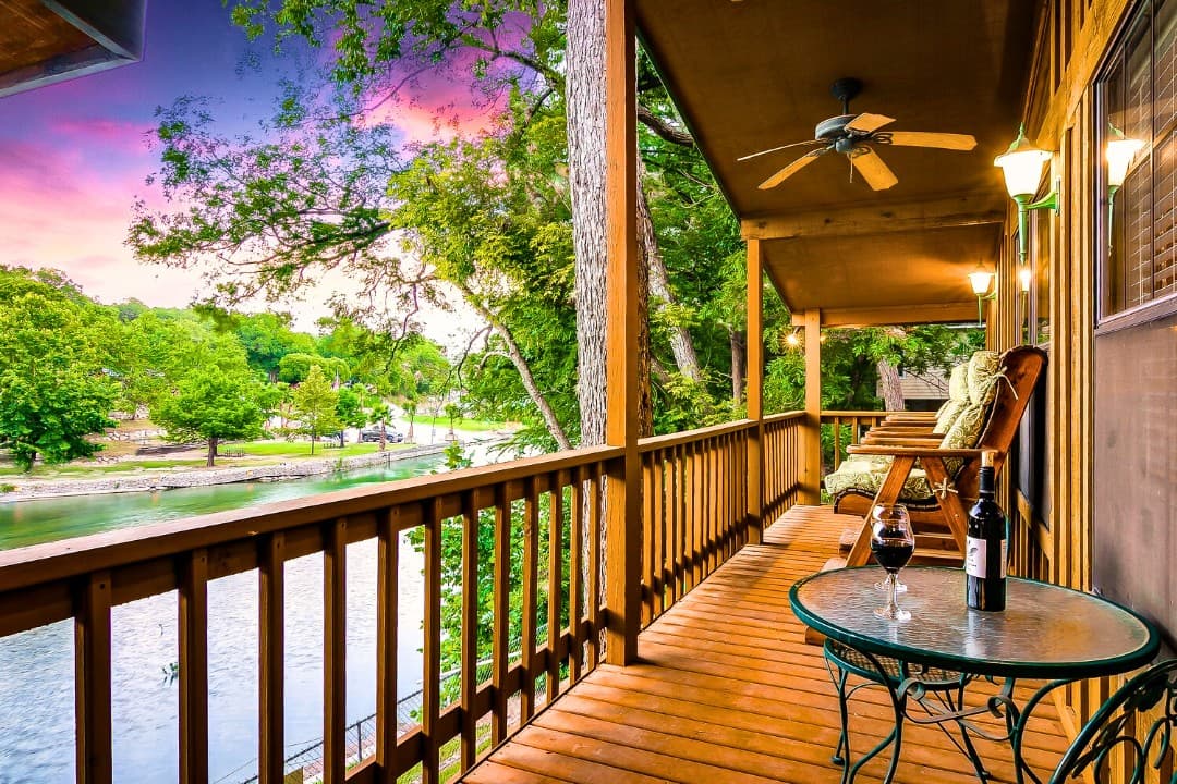 Serene Riverfront: Fun & Relaxation for 8