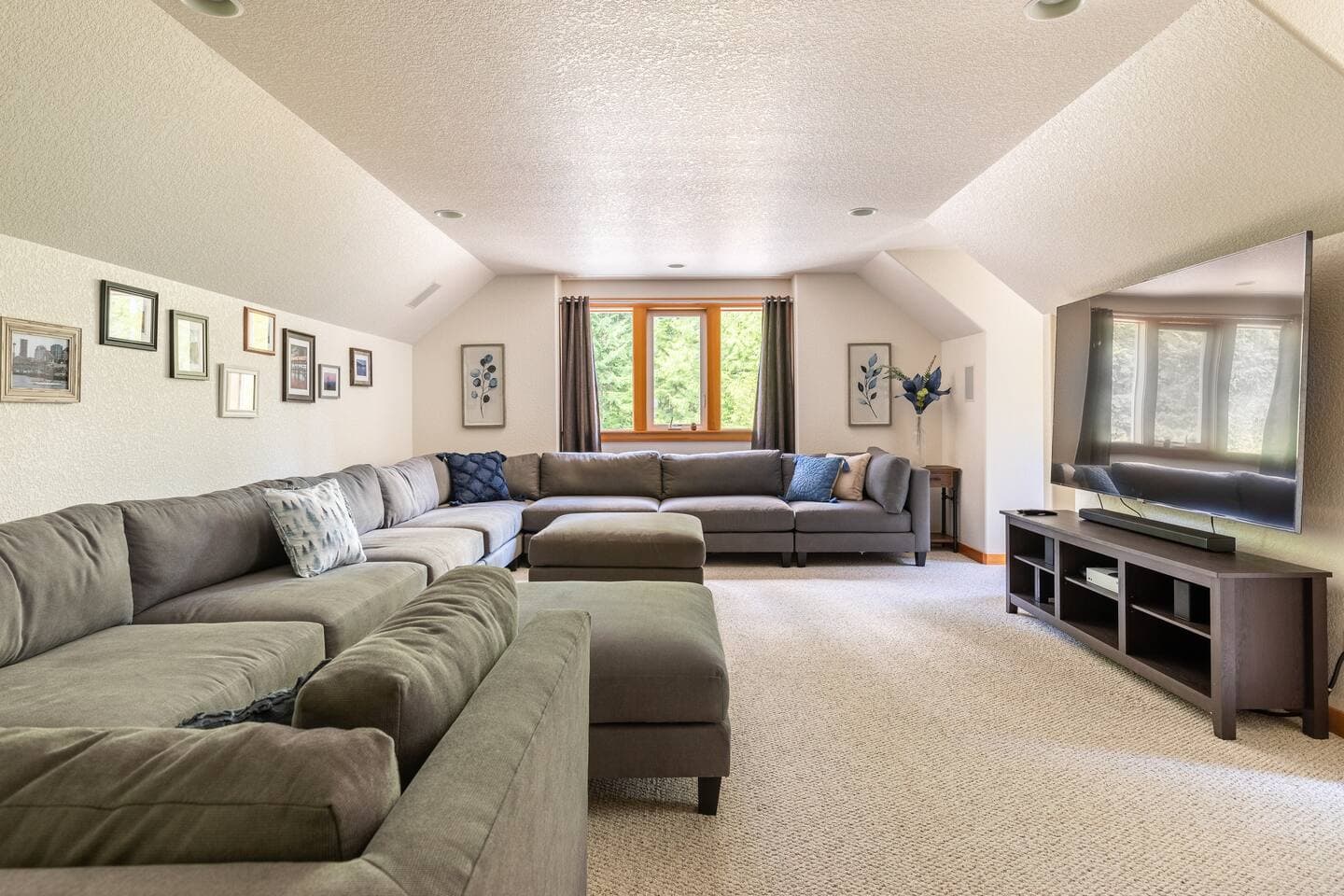 Massive sectional + 2 giant bean bag chairs allow very large groups to gather in comfort.