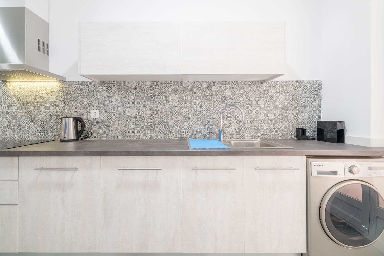 Kitchen with dishwasher and washingmachine