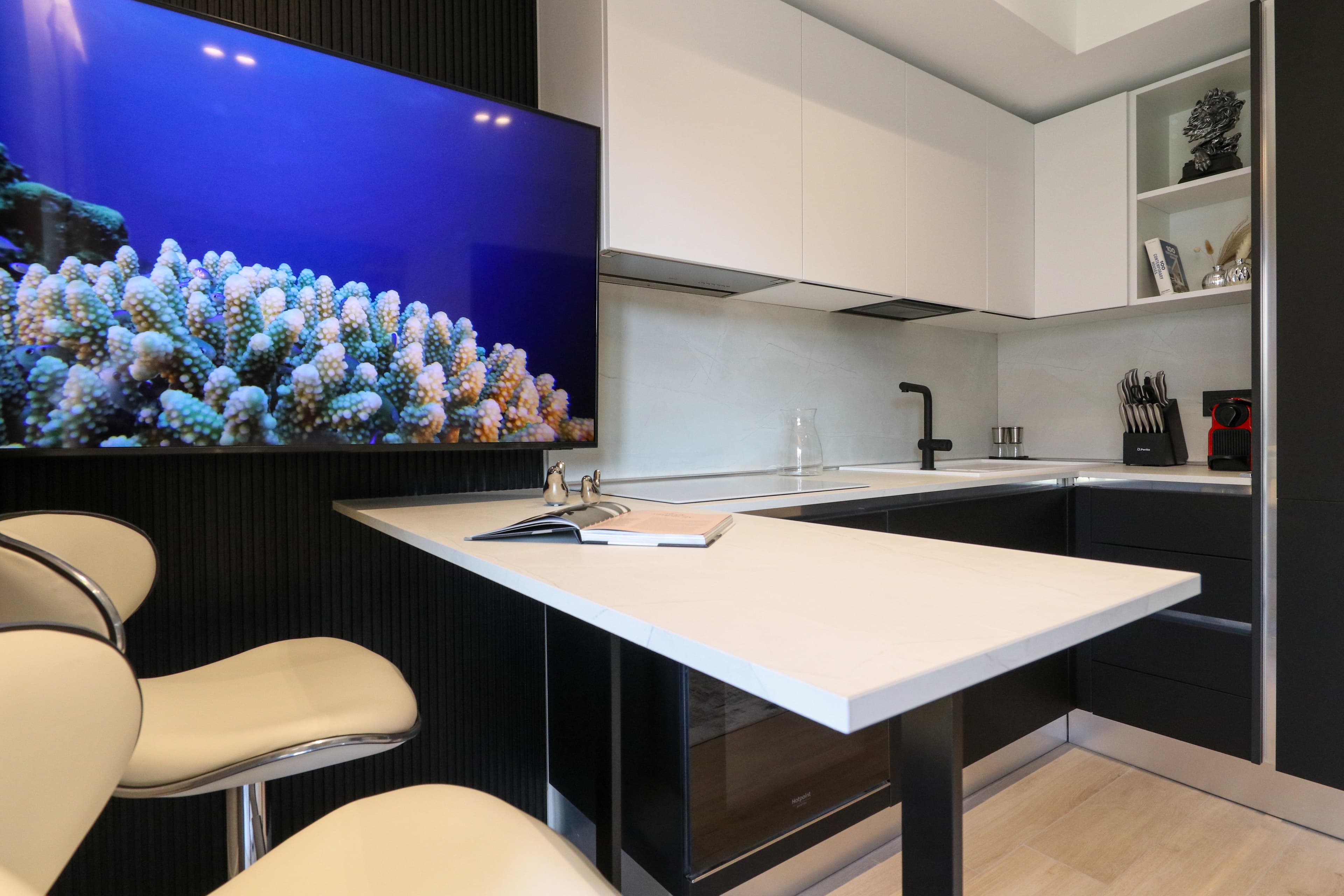 Built-in Bar, Dining Area