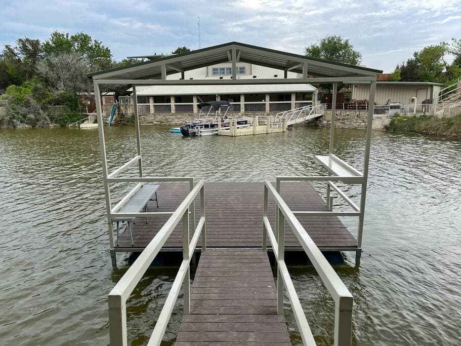 Lake Godstone Dock at Guest Home