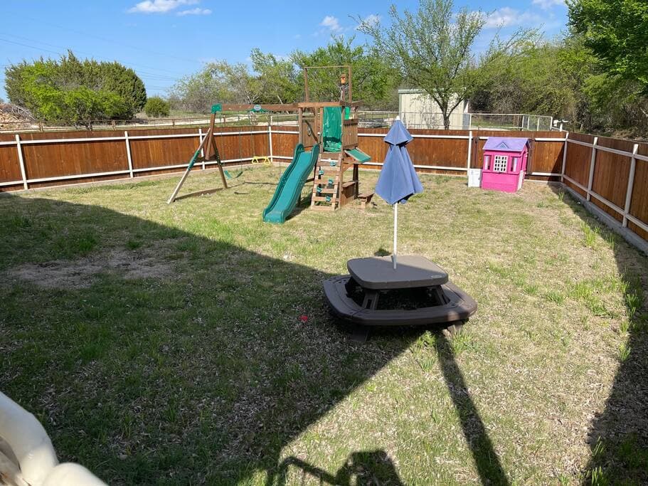 Lake Godstone Guest Home Private Kids playground equipment