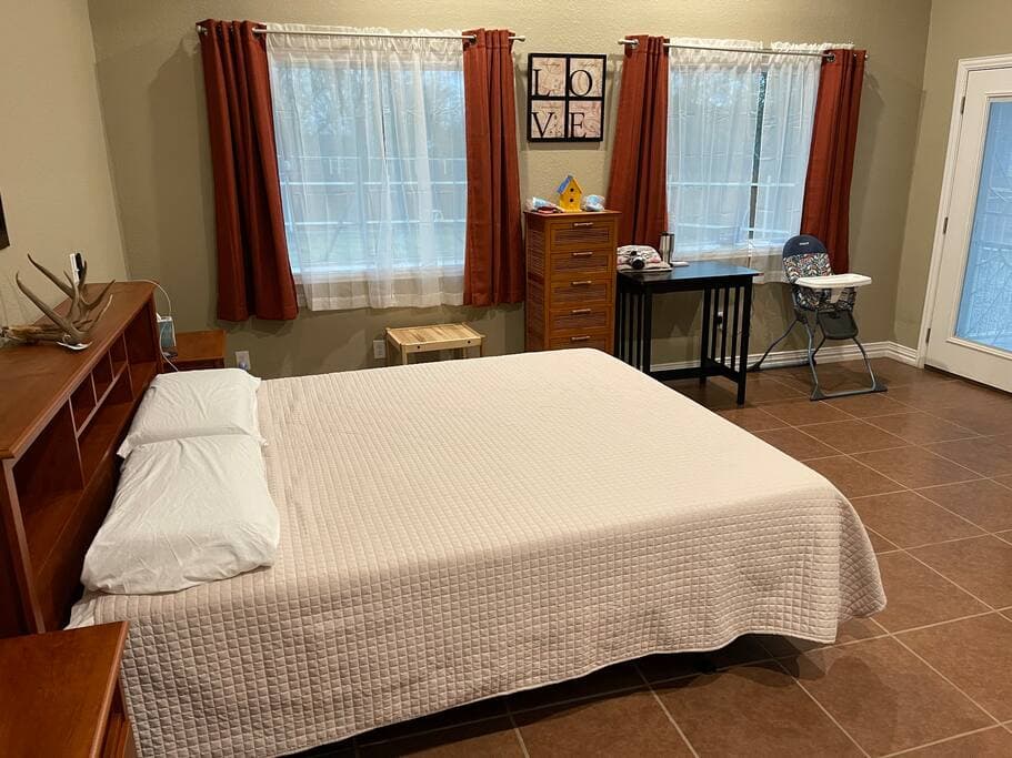 Guest Home Master King size bed Lake Godstone