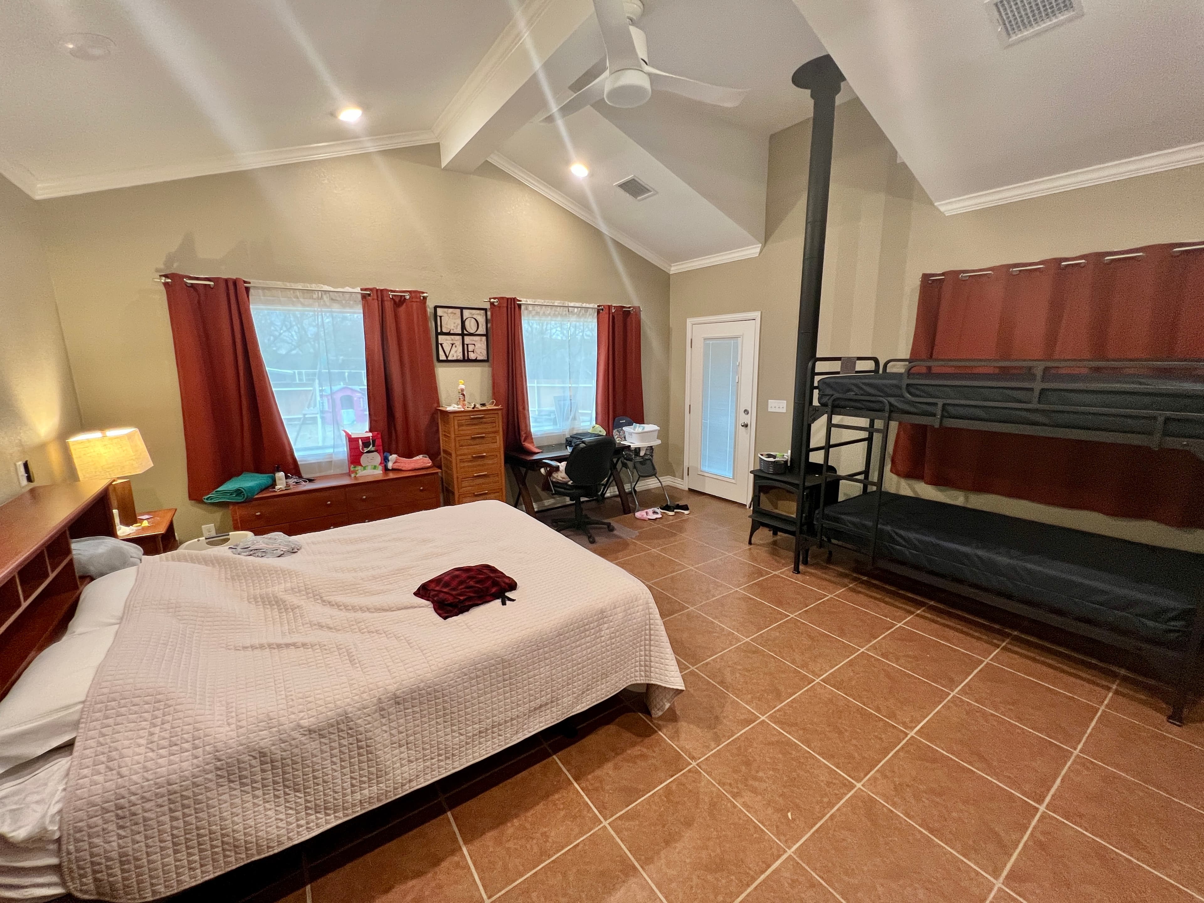 Guest Home Master Bedroom Lake Godstone