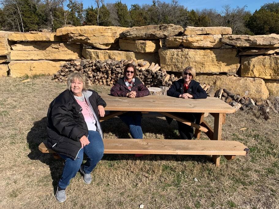Lake Godstone Top of Dam Campground  picnic tables