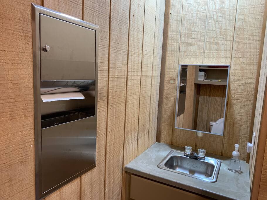 Lake Godstone Field House Bathroom