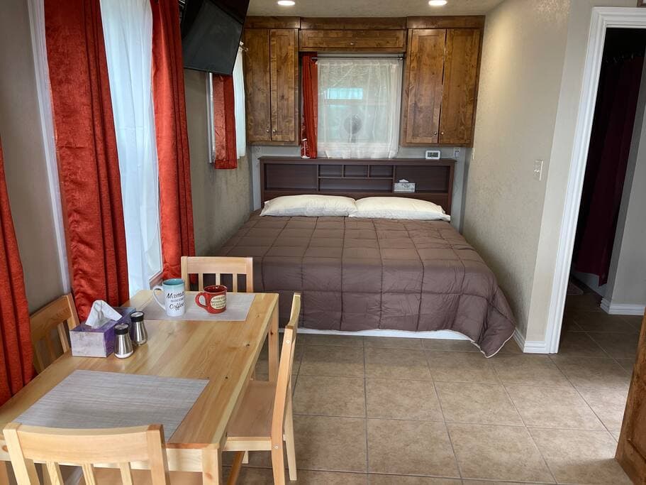 Lake Godstone Inspiration Cabin King size bed and dining