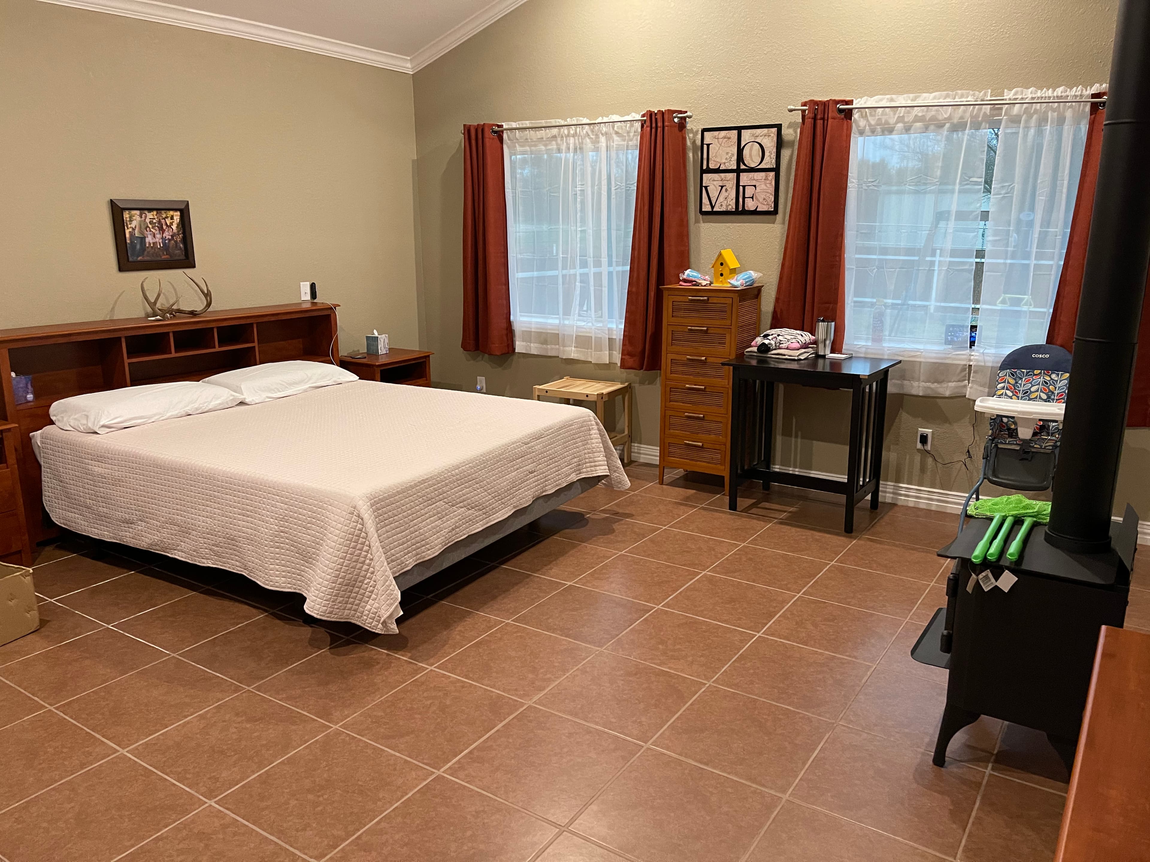 Lake Godstone Guest Home master