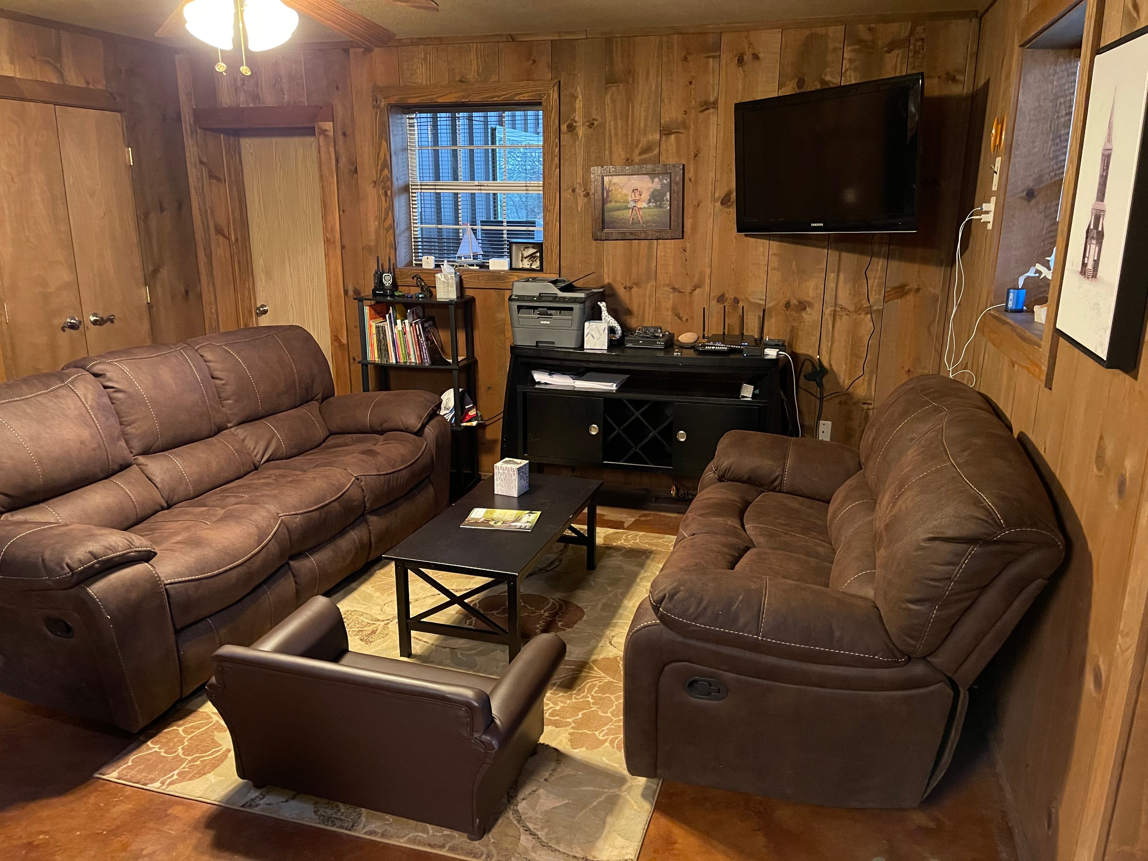 Lake Godstone Guest home den