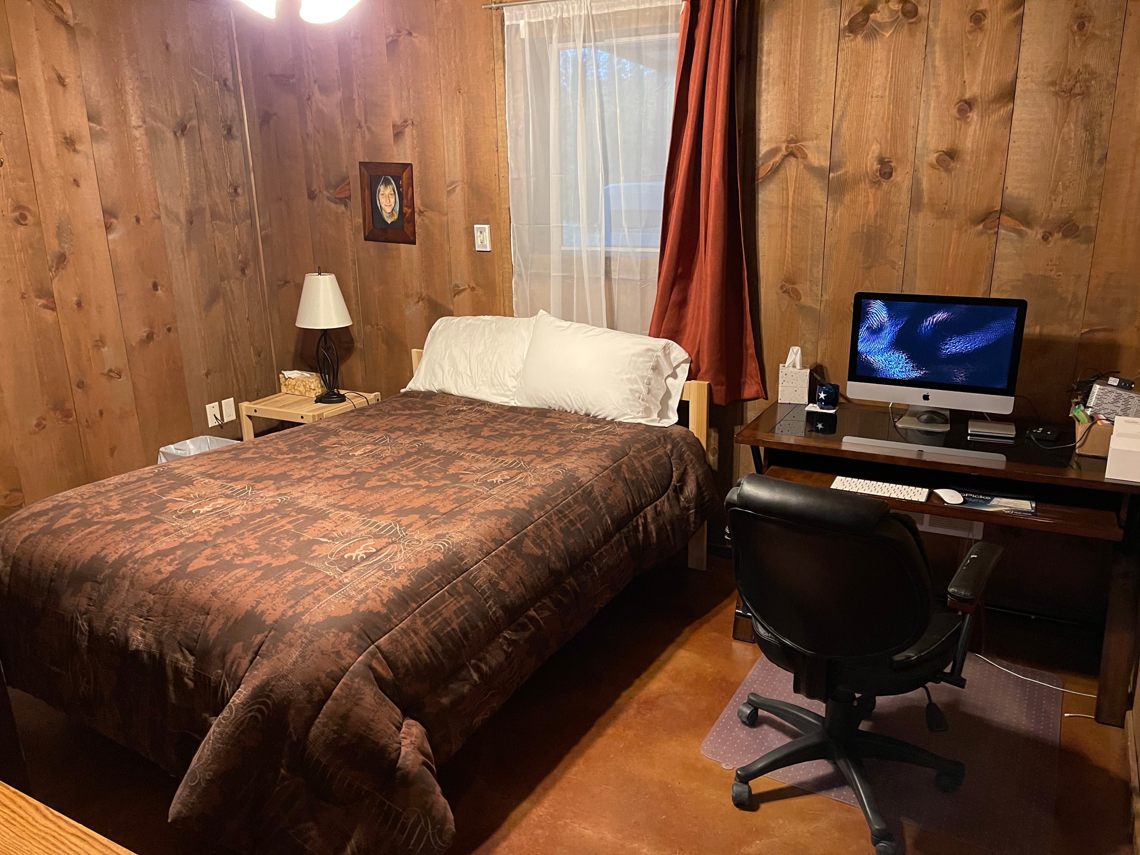 Lake Godstone Guest home bedroom (3)