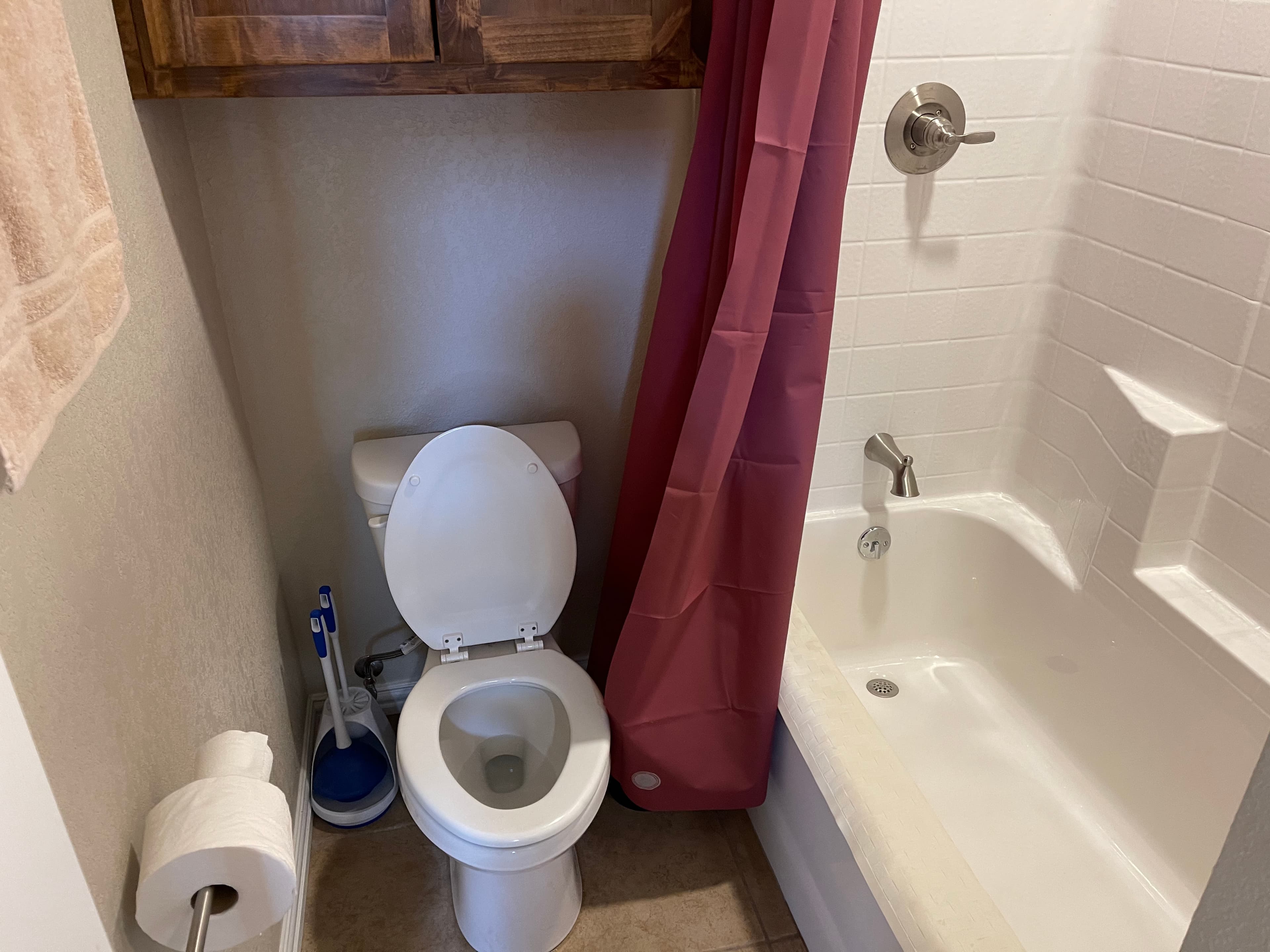 Lake Godstone Inspiration cabin bathroom