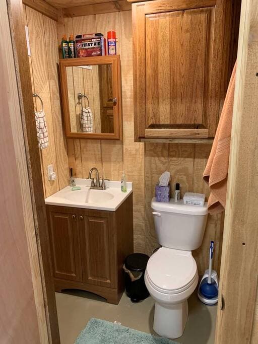 Lake Godstone Wilderness Roost Bathroom