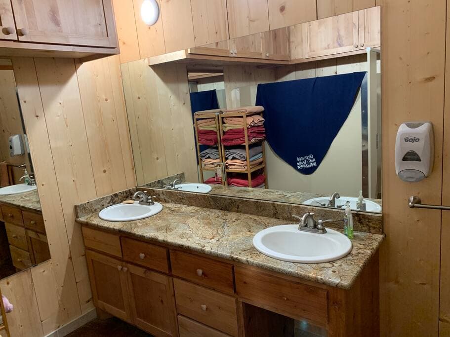 Lake Godstone Lodge Women restroom