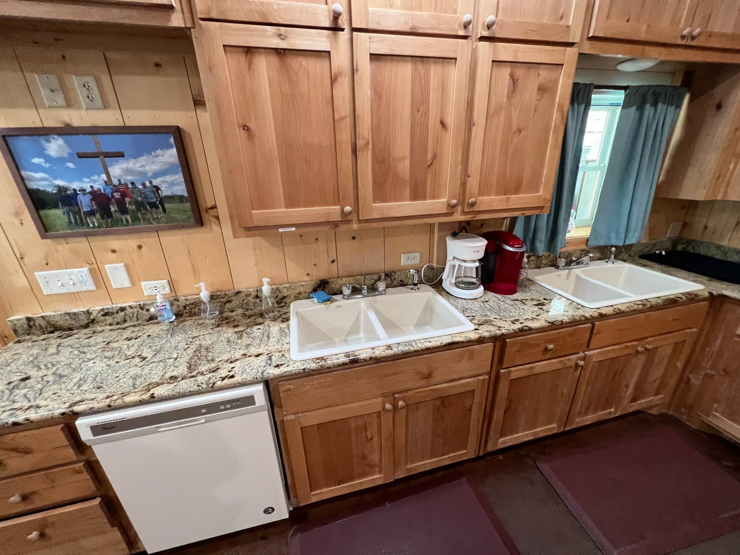Lake Godstone Lodge Dual Sinks
