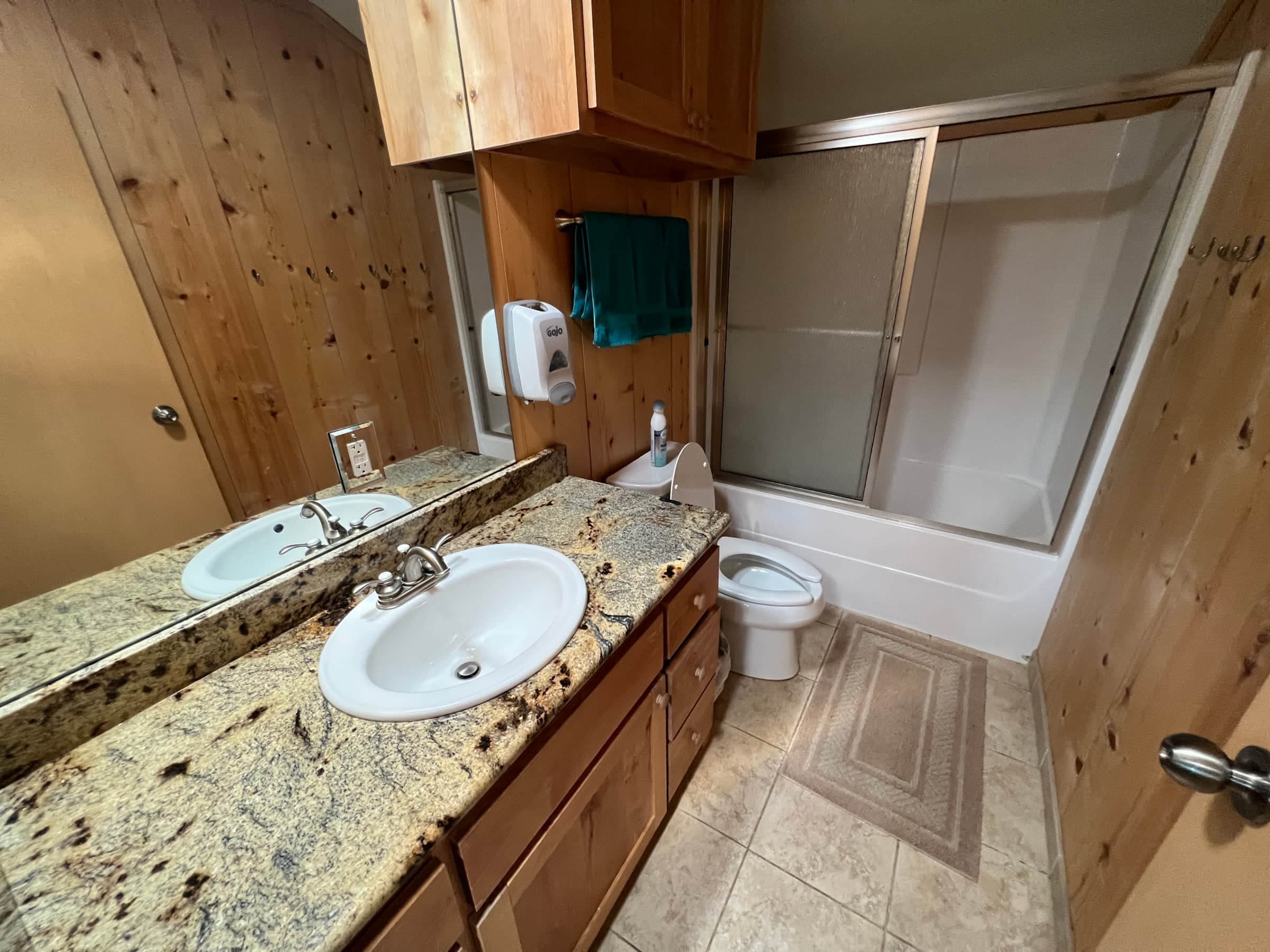 Lake Godstone Lodge Upper Dorm Bath