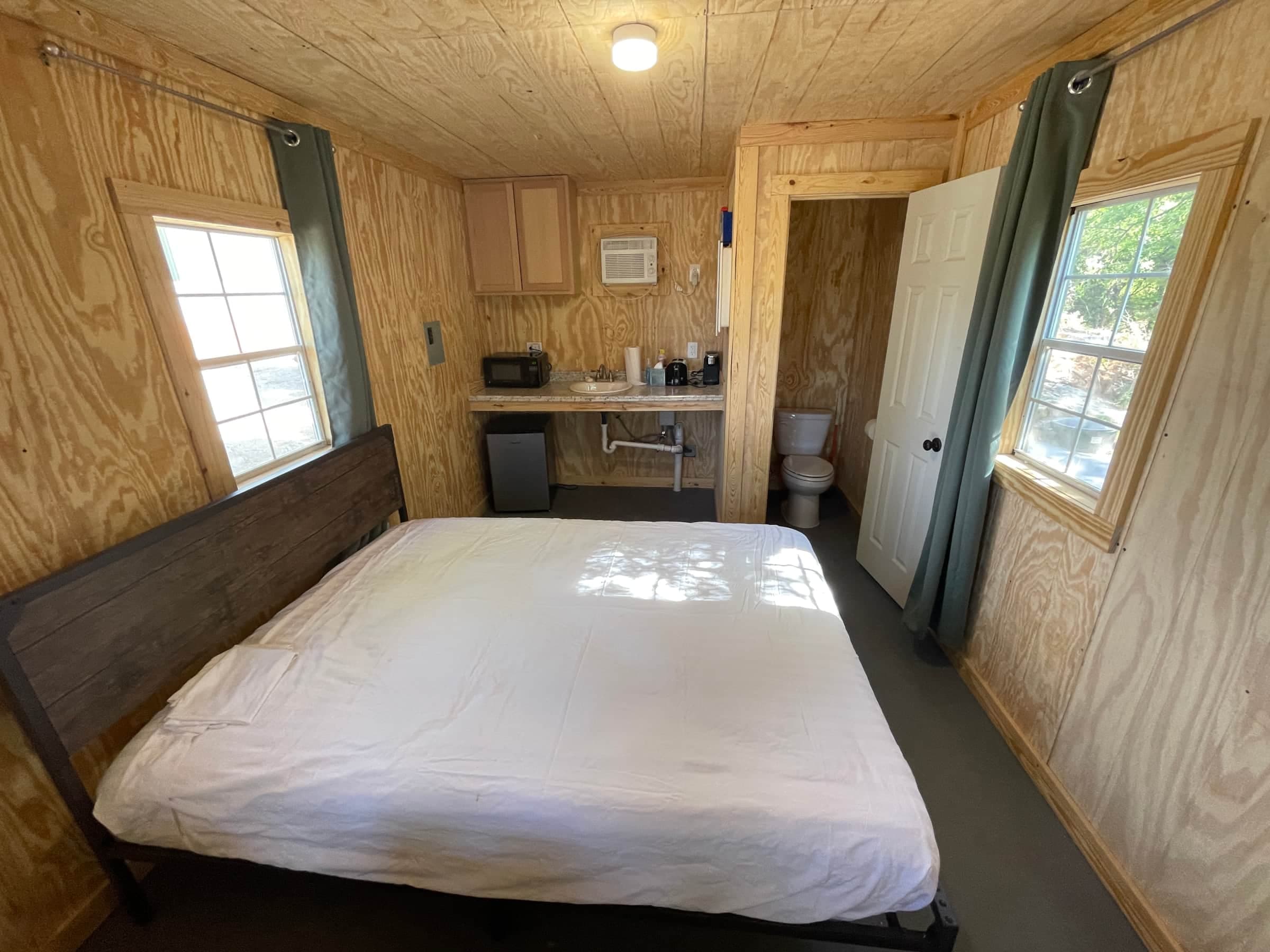 Lake Godstone Reflection Cabin Queen Bed