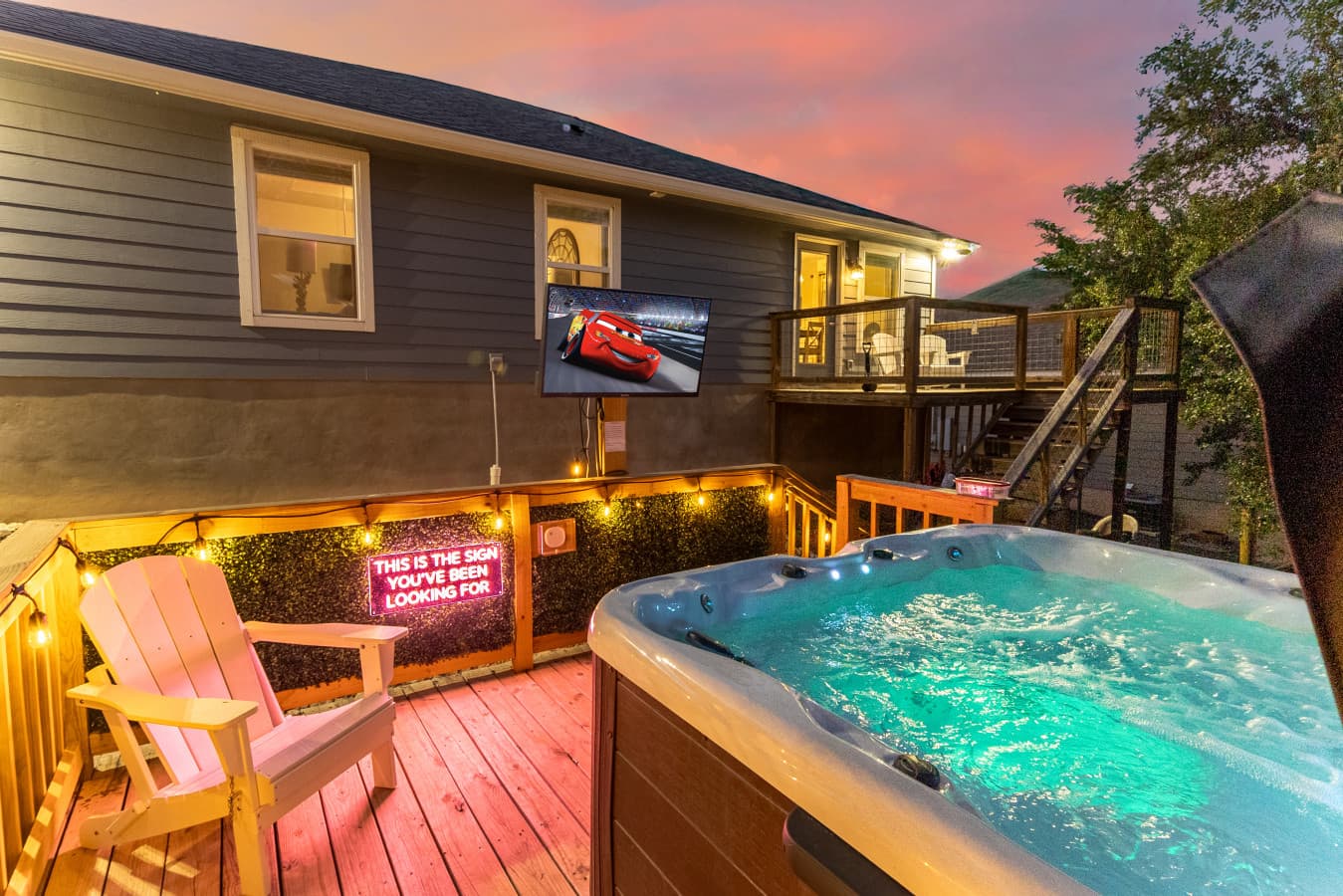 Neon Vibes • Outdoor TV • Hot Tub • Arcade Room