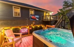 Neon Vibes • Outdoor TV • Hot Tub • Arcade Room
