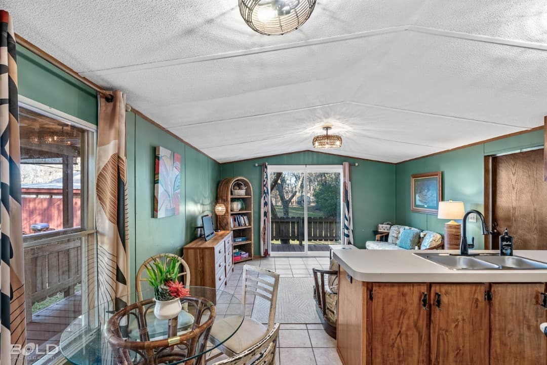 Chic Cypress View Cabin w/Kayaks & Canoes